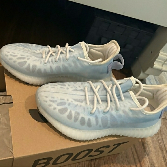 LIKE NEW YEEZY BOOST 350 V2 | Woman's Size 6 - Picture 7 of 9